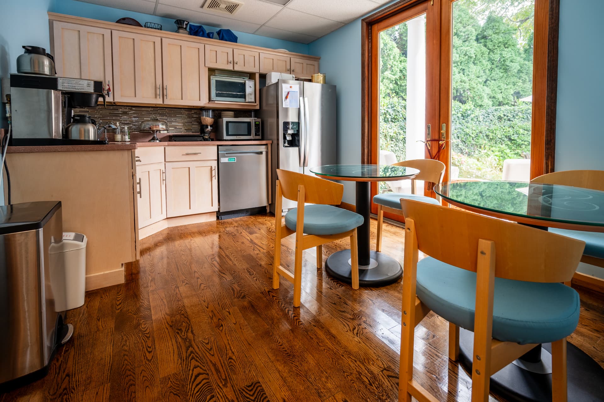 Lunchroom and lounge with kitchen and cafe tables